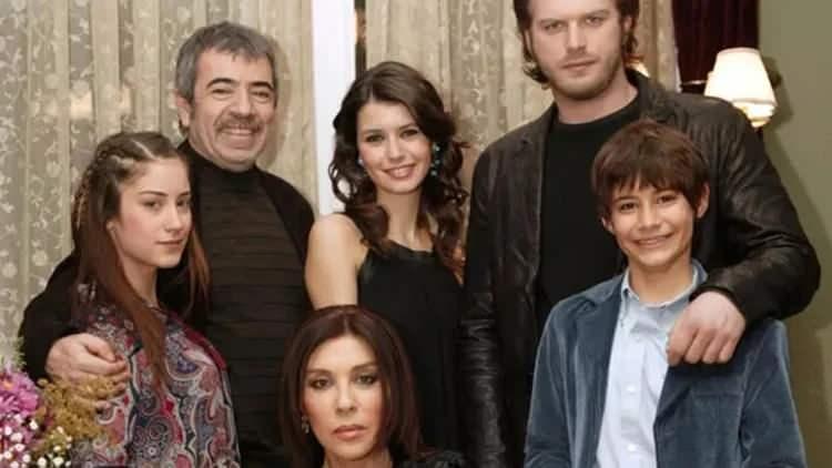 <p>Tekrar bölümleri bile izlenme rekorları kıran dizi, bu kez gündeme sürpriz bir itiraf ile oturdu.</p>