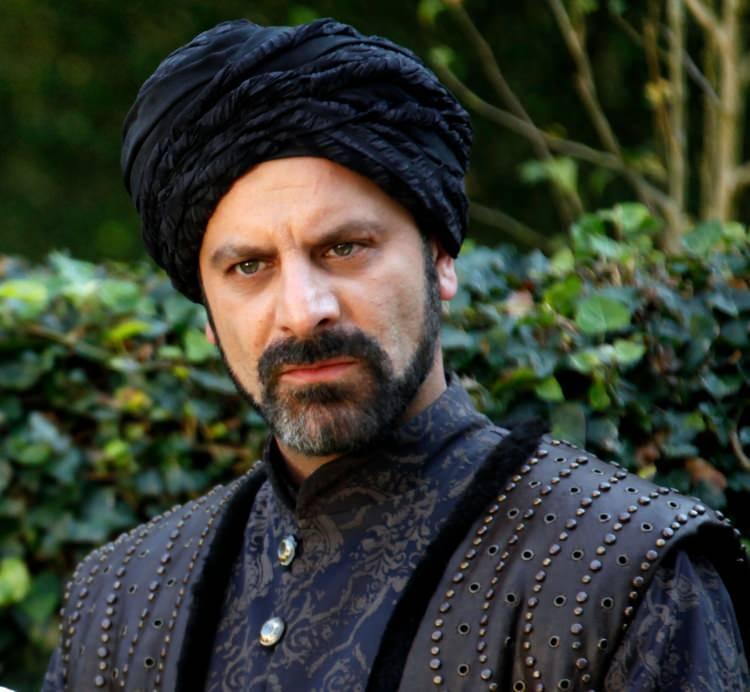 <p><span style="color:#800080"><em><strong>"İyi ki kabul etmemiş", "Behlül demek Kıvanç demek", "Ozan Güven olsaydı bu etki olmazdı"</strong></em></span> gibi yorumlarla rolün <strong>Kıvanç Tatlıtuğ'a</strong> gitmesinden duyulan memnuniyet dile getirildi.</p>