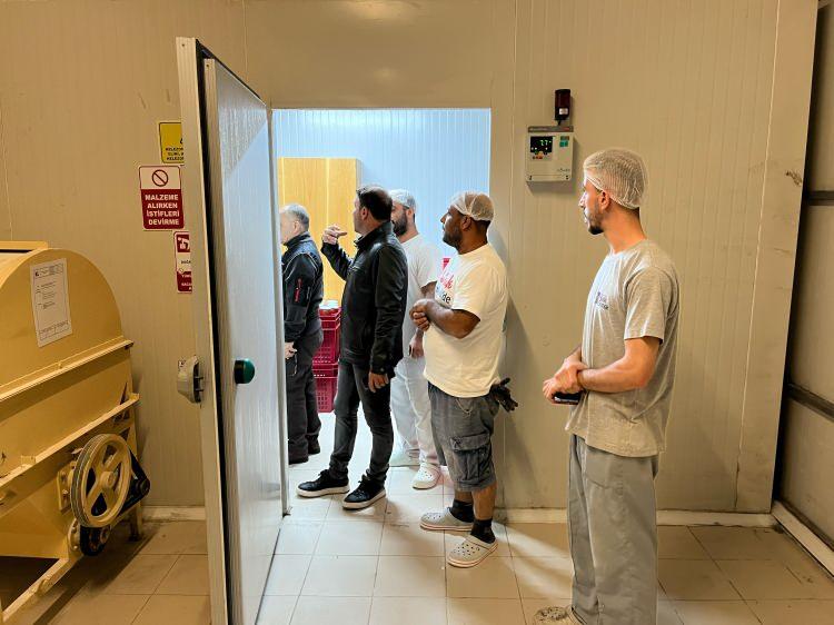 <p>Fabrika içinde yapılan incelemeler sırasında <span style="color:#A52A2A"><strong><em>zeminde ölü fare tespit edildi,</em></strong></span> kalorifer peteklerinin küflendiği görüldü.</p>

