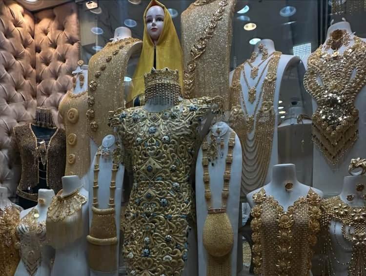 <p>BAE’de düzenlenen Middle East Watch & Jewellery Show kapsamında görücüye çıkarılan altın elbiseye bakan bir daha bakıyor.</p>

<p> </p>
