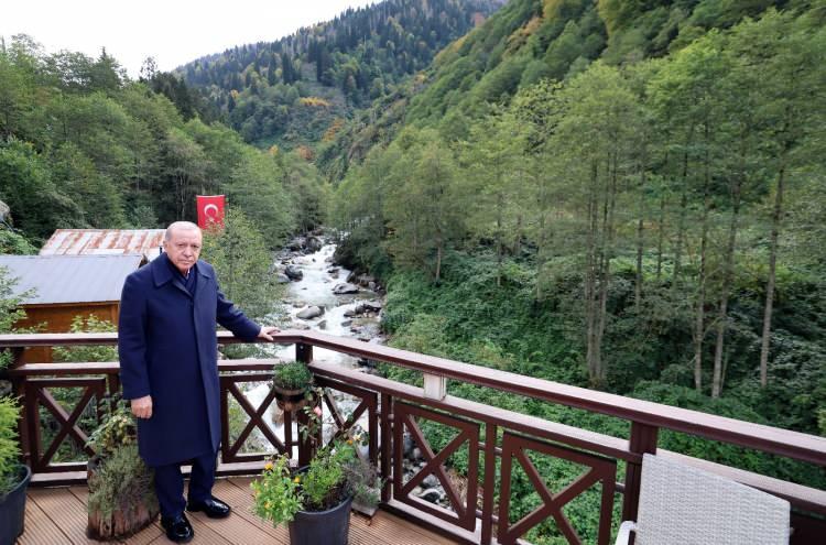 <p>Cumhurbaşkanı Erdoğan daha sonra Güneysu'dan bindiği helikopter ile dünyaca ünlü turizm merkezi Ayder Yaylası’na geldi. </p>
