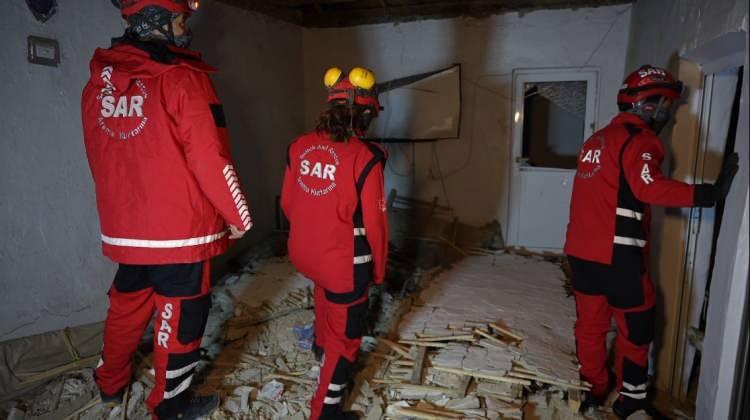 <p>Ekipler tavanı çöken evde detaylı incelemelerinin ardından ise kerpiç ev mühürlendi.</p>
