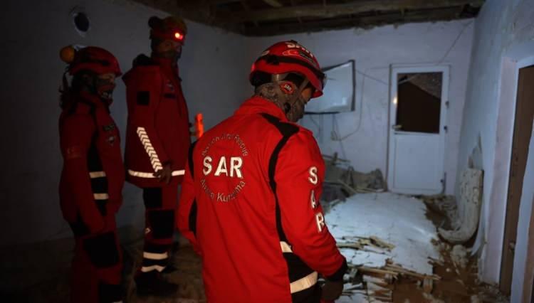 <p>Komşularının 112 Acil Çağrı Merkezine ihbarda bulundu. İhbar üzerine bölgeye AFAD, UMKE, sağlık, polis, itfaiye ve SAR arama kurtarma ekipleri sevk edildi.</p>
