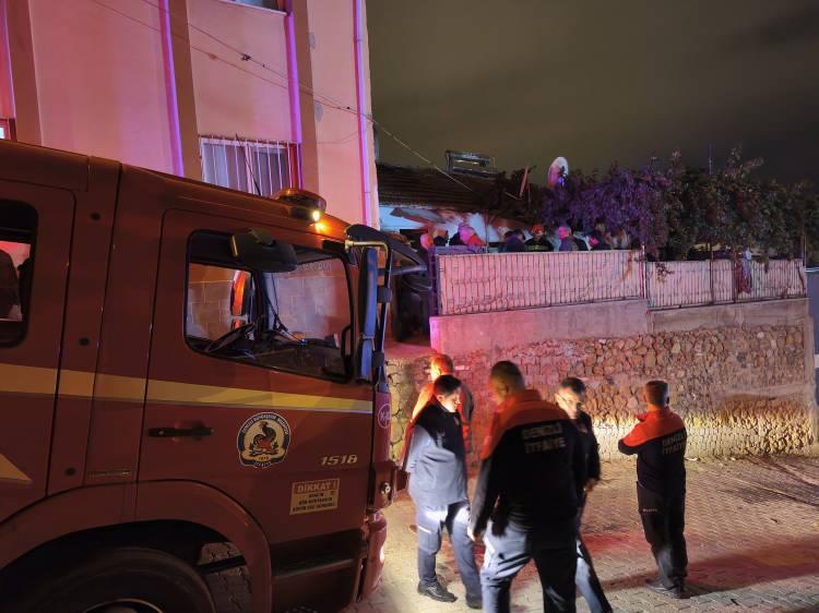 <p>Ailenin mutlu hazırlıkları sırasında içerisinde bulundukları kerpiç evin tavanı çöktü. </p>
