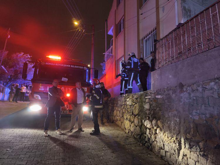 <p>Tavanın çökmesi üzerine yaralanan 6 kişi ambulanslarla çevre hastanelere sevk edildi.</p>