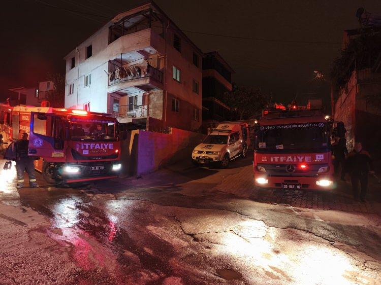 <p>Düğünde dağıtılacak çerezlerin hazırlanırken, aile üyeleri bir yandan da kendi aralarında oyun havası ile eğlendiği öğrenildi.</p>
