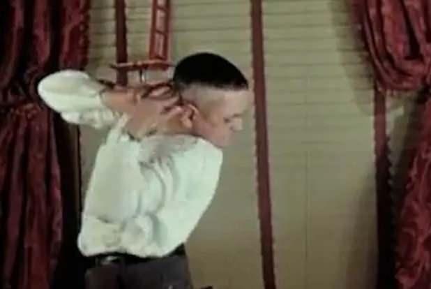 <p><strong>TIP DÜNYASINI ŞAŞKINA ÇEVİRDİ</strong></p>

<p>Sabah'ın haberine göre Laurello, sahne sanatlarının gözde isimlerinden biri haline geldi. En unutulmaz performanslarından biri, 1926 yılında Philadelphia’da düzenlenen osteopatik tıp kongresinde 300 doktorun önünde gerçekleşti. Dr. Horace Flack’ın davetiyle sahneye çıkan “Baykuş Adam”, o gün tıbbî camiayı bile şaşkına çevirdi.</p>
