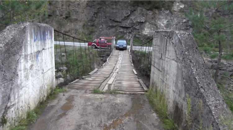 <p>'BETON KÖPRÜ YAPILMASI ŞART'</p>

<p>Niyazi Güner, asma köprü yerine beton köprünün yapılması gerekildiğini belirterek, "Önceden tek ev vardı. Kendi sorunumuzu kendimiz çözüyorduk. Yaya geliyorduk. Şimdi 6 hane var. 10 da aile var. Beton köprünün yapılması şart. Bir şeyler taşıyoruz. Köylü vatandaşta buradan geçiyor. Buradaki köprünün yapılması şart oldu. Eskiden imkanlarımızla bu kadar yapabildik. O aile, kendine özel köprü yaptı. Yazları gelir, açar geçerler sonra da kapatır giderler" dedi.</p>
