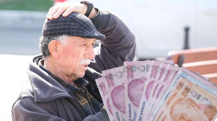 <p>2025 yılında SGK tarafından oluşturulan uzman ekipler yapay zekadan destek alarak ve ihbarları inceleyerek emekli olanların primlerini geriye dönük incelemeye aldı. 'Şüpheli emeklilik' tespiti durumunda ise SGK harekete geçiyor.</p>
