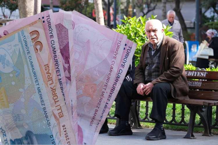 <p>En sık rastlanan usulsüzlük ise sahte sigortalılık ve sahte boşanma işlemleri oluyor. Mükelleflerin emeklilik öncesi 5 yıllık çalışma hayatını inceleyen SGK ekipleri, şüpheli olarak listeledikleri vatandaşların savunmalarını almak için ikamet adreslerine gerekli yazıları gönderiyor.</p>

