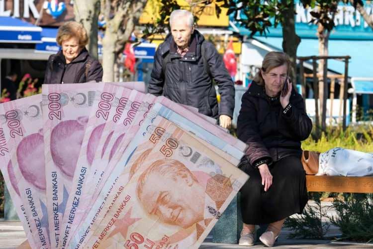 <p>Usulsüzlük riski barındıran işletmelerde çalışan emekliler ise bölgedeki en yakın SGK il ya da ilçe müdürlüğüne izaha davet ediliyor. Uygulamada sadece emekliler değil; şüpheli işlem gerçekleştirdiği düşünülen emekliler ile aynı dönemde çalışan vatandaşlar da tanık olarak dinleniyor.</p>
