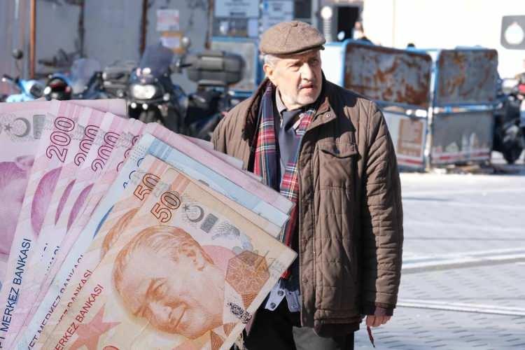<p><strong>YASAL FAİZLE GERİ İSTENECEK </strong></p>

<p> </p>

<p>Emeklilik işlemlerinde usulsüzlük yaptığı tespit edilmesi halinde ilgili kişiden emeklilik hayatı boyunca elde ettiği maaş geliri yasal faizi ile birlikte geri tahsil edilmekte. Ayrıca gerekli görülmesi halinde SGK, söz konusu emekli hakkında adli makamlara şikayet başvurusunda bulunabilecek.</p>
