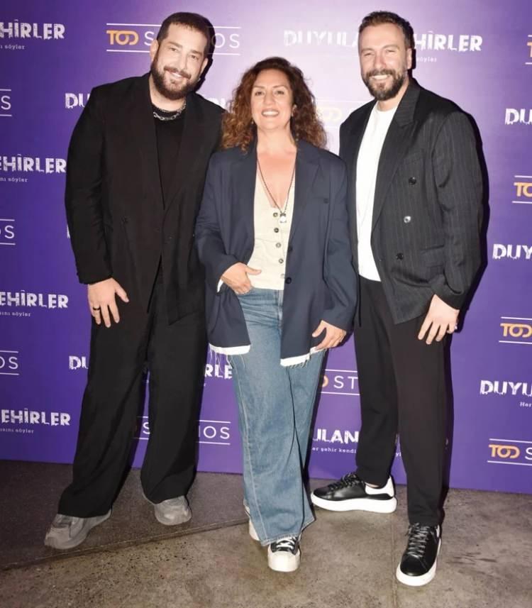 <p>Eski dostlukları hakkında hiçbir yerde konuşmayan <strong>Enis Arıkan</strong>, geçtiğimiz akşam katıldığı bir davette bir muhabirin <strong><em><span style="color:#800080">"Ezgi Mola ile barıştınız mı?"</span></em></strong> sorusu üzerine rahatsız olduğunu <span style="color:#800080"><em><strong>"Seni parçalarım güzelim benim"</strong></em></span> diyerek şu sözlerle dile getirdi:</p>
