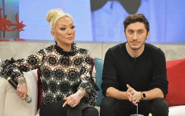 <p>Pek çok isim, usta sanatçının beklenmedik kaybı karşısında şaşkınlıklarını dile getirerek <strong>ailesine ve sevenlerine başsağlığı mesajları</strong> iletti.</p>
