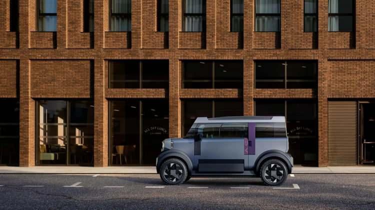 <p><span style="color:rgb(178, 34, 34)">CAMLAR MANUEL, KOLTUKLAR KANVAS KUMAŞ</span></p>

<p>Dacia, aracın maliyetini düşürmek için üretim sürecini en sade hale getirdi. Hipster'da elektronik sistemler minimuma indirildi; camlar manuel, koltuklar kanvas kumaştan, kapı kolları ise yerini kumaş kayışlara bıraktı. Aracın tek renk seçeneği olacak: tanıtımda kullanılan gri-mavi ton.</p>
