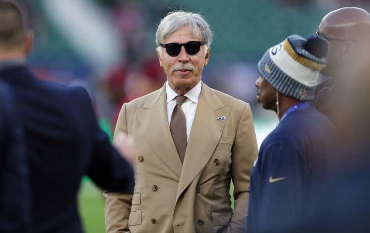 <p><span style="color:#B22222"><strong>En zengin:</strong></span></p>

<p> </p>

<p>Stanley Kroenke</p>

<p> </p>

<p>– 21.3 milyar dolar</p>
