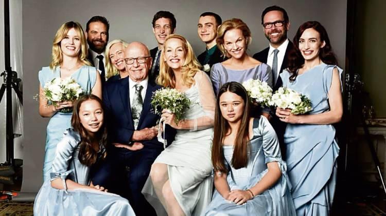 <p><span style="color:#B22222"><strong>En zengin:</strong></span></p>

<p> </p>

<p>Rupert Murdoch & ailesi</p>

<p> </p>

<p>– 24.1 milyar dolar</p>

