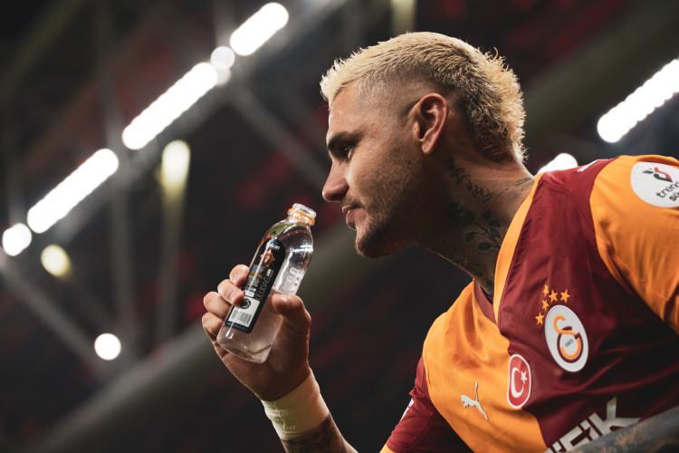 <p>Icardi'ye çift forvetli sistem için Singo'nun transfer edildiği bilgisi verildiği ancak Osimhen'in sakatlığıyla bu sistemin uygulanmasının önüne geçtiği belirtildi.</p>
