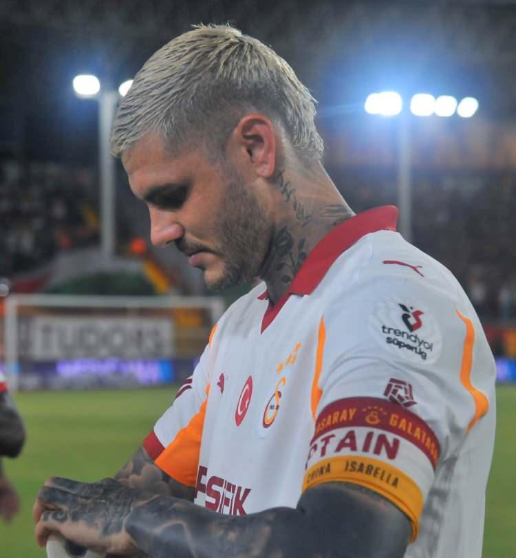 <p>Beşiktaş derbisinde de benzer bir sistem tercih edilince Arjantinli oyuncunun tepkisi devam etti.</p>
