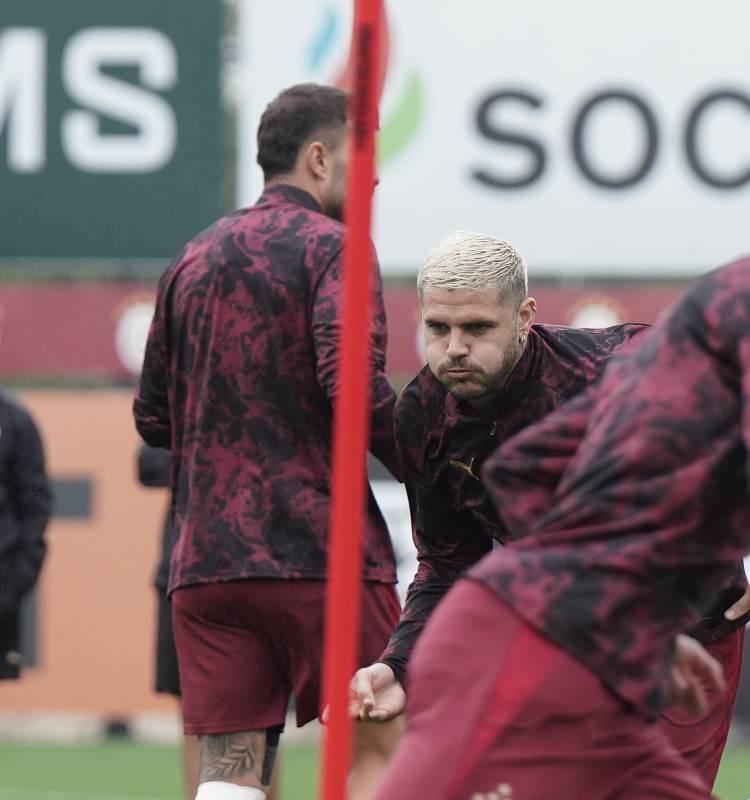 <p>Icardi'nin mutsuzluğunun en büyük sebebi ise ailevi problemleri oldu. Mauro Icardi, 21 Mart'ta Wanda Nara ile Milano'da boşanmıştı.</p>
