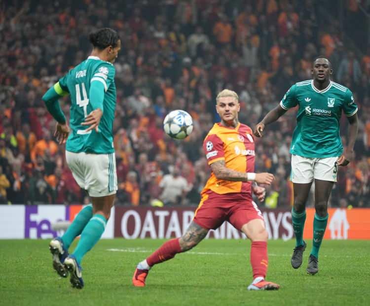 <p>Geçtiğimiz günlerde İstanbul Aile Mahkemesi'ne başvuruda bulunan yıldız futbolcu, Arjantin'deki davaların da sonuçlanmasını bekliyor.</p>
