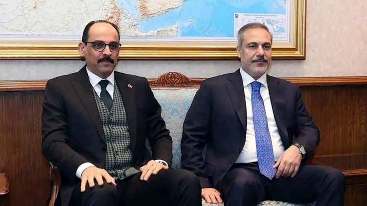 <p>Hamas heyetinin üyeleri, kararı kendi liderlik mekanizmalarıyla istişare etmeleri gerektiğini söylediler.</p>

<p>Ve “yarına uzayabilir” dediler.</p>

<p>*</p>

<p>Bunun üzerine MİT Başkanı İbrahim Kalın, Dışişleri Bakanı Hakan Fidan’la görüşerek son durumu istişare etti.</p>
