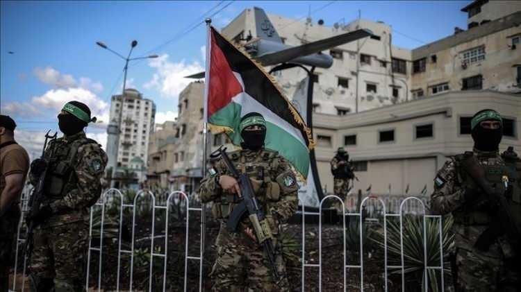 <p>SAAT 22.45 VE HAMAS TAMAM DİYOR</p>

<p>Türkiye, Katar ve Mısır, Hamas heyetiyle bir araya geliyor.</p>

<p>Hamas’ın cevabı alınacak.</p>

<p>Toplantıda Hamas, cevabını iletmeye hazır olduğunu söylüyor.</p>

<p>*</p>

<p>Sonuçta herkesin beklediği cevap geliyor Hamas’tan.</p>

<p>Hamas heyeti, anlaşmayı kabul ettiğini bildiriyor.</p>

<p>*</p>

<p>Anlaşmada yer alan dört maddenin derhal uygulanması için hazır olduklarını dile getiren Hamas yetkilileri, Türkiye, Mısır ve Katar’a güvendiklerini söylüyorlar.</p>

<p>Hamas yetkilileri, ayrıca Cumhurbaşkanı Erdoğan’a da başından beri ülke olarak her an Gazze halkının yanında yer almasından dolayı teşekkürlerini iletiyorlar.</p>

<p>Söyledikleri şu: “Türkiye’nin burada olması bize güven verdi.”</p>

<p>*</p>

<p>Bu toplantıda ayrıca Hamas’ın ilave talepleri de gündeme geliyor.</p>
