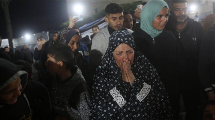 <p>SAAT 23.30: ANLAŞMA İMZALANIYOR</p>

<p><br />
Türkiye, Katar ve Mısır heyetlerinin yanından Hamas heyeti ayrıldı.<br />
ABD ve İsrail heyetleri geldi.<br />
*<br />
Hamas’ın olumlu yanıtı iletildi.<br />
Türkiye, Hamas’ın her zaman yapıcı olduğunu, baskı kurulması gereken tarafın İsrail olduğunun altını çizdi.<br />
MİT Başkanı Kalın’ın bu toplantıda verdiği mesaj şu oldu:<br />
“Anlaşmanın altına hepimiz imzamızı, kredibilitemizi koyuyoruz. Kimsenin bunu ifsad etmesine izin veremeyiz.”<br />
*<br />
“Gazze Savaşının Kapsamlı Sona Erdirilmesi” başlıklı anlaşma metni, İbrahim Kalın dahil tüm heyet başkanları tarafından imzalandı.</p>

<p> </p>
