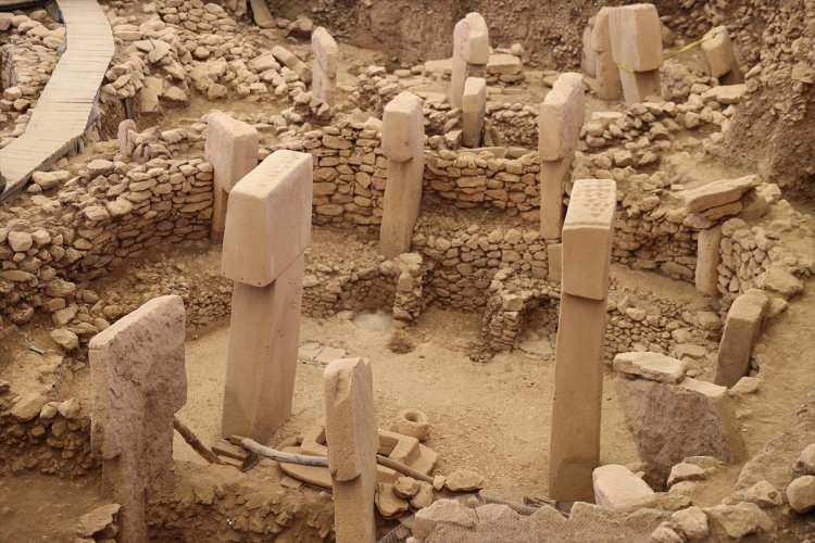 <p>UNESCO Dünya Mirası Listesi'ndeki Göbeklitepe'de yürütülen yer altı araştırmaları tüm hızıyla sürüyor. Kültür ve Turizm Bakanlığı koordinasyonunda, Taş Tepeler Projesi kapsamında yürütülen çalışmalara İstanbul Üniversitesinin başkanlığında, Alman Arkeoloji Enstitüsü ve Berlin Freie Üniversitesinden uzmanlar katılıyor</p>

<p> </p>
