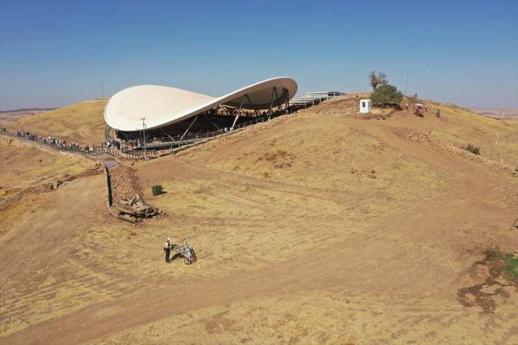 <p>Çalışmayla höyüğün sınırlarını belirlemeye yönelik stratejinin belirlendiğini anlatan Karul, "Bu sayede ileriki yılları daha iyi planlayabiliriz. Sadece birkaç haftalık bir çalışmada bile büyük anıtsal bina ve kamusal yapıların yanı sıra konutların varlığını, yerlerini ve yoğunluklarını tespit etmiş olduk." dedi.</p>

<p> </p>

