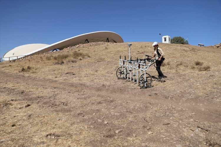 <p>Aynı çalışmalar kapsamında, höyüğün büyüklüğünü ve sınırlarını belirlemeye yönelik ölçümler de sürüyor.</p>

<p> </p>
