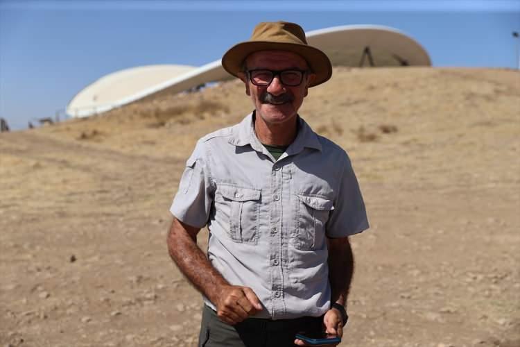<p>Kazı Başkanı Prof. Dr. Necmi Karul, AA muhabirine, Kültür ve Turizm Bakanlığının "Geleceğe Miras" projesiyle birlikte yeni bir döneme girdiklerini ve bu kapsamda henüz kazısı yapılmamış alanlarda belgeleme çalışmalarına ağırlık verdiklerini söyledi.</p>

<p> </p>

<p>İşbirliklerinin arttığını belirten Karul, Avusturya Arkeoloji Enstitüsünün jeoarkeolojik çalışmalar yürüttüğünü ve elde edilen verilerin gelecekteki kazı stratejilerinde yol gösterici olacağını aktardı</p>
