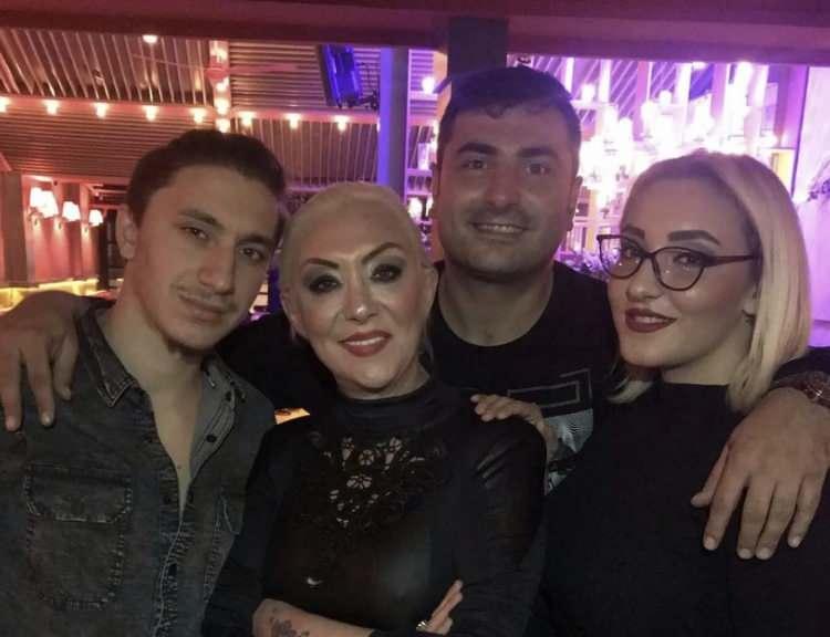 <p>Yalova'da 6. kattaki evinin teras camından düşerek hayatını kaybeden ünlü şarkıcı <strong>Güllü'nün kızı Tuyan Ülkem Gülter</strong>, annesinin ölümünün ardından ortaya atılan iddialara ilk kez açıklık getirdi.</p>
