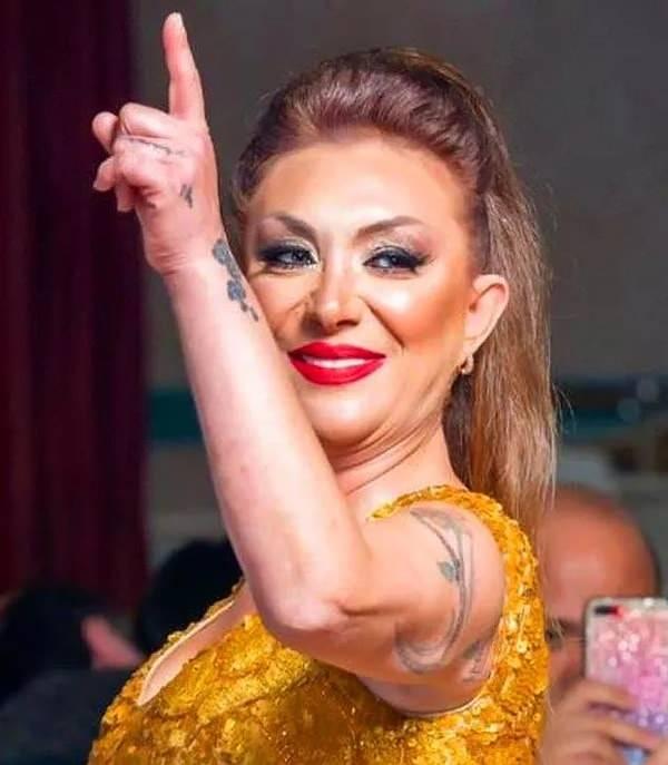 <p>Ayrıca, annesinin bir s&uuml;redir baş d&ouml;nmesi ve tansiyon problemleri yaşadığını ifade eden G&uuml;lter, <span style="color:#800080"><em><strong>"Temizlik takıntısı vardı, evde sık sık kayarak d&uuml;şerdi"</strong></em></span> diyerek <strong>G&uuml;ll&uuml;'n&uuml;n daha &ouml;nce de birka&ccedil; kez d&uuml;şme riski yaşadığını, bu durumu evlerine gelen polislerin de kayda aldığını</strong> s&ouml;yledi.</p>
