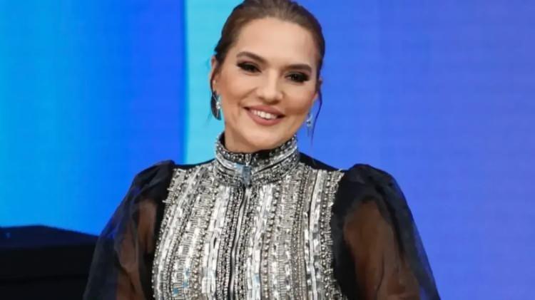<p>Sanat dünyasında yer alan herkes Güllü'ye veda mesajı yayınlarken şarkıcı Demet Akalın’ın, Güllü'nün vefatının ardından yaptığı <span style="color:#800080"><em><strong>"Hiçbir samimiyetim yoktu kızcağızla ama inanamadım, kader yani. Şimdi efsane olacak. Belki de istediği tek şey efsane olmaktı."</strong></em></span> açıklaması sosyal medyada büyük tepki topladı.</p>
