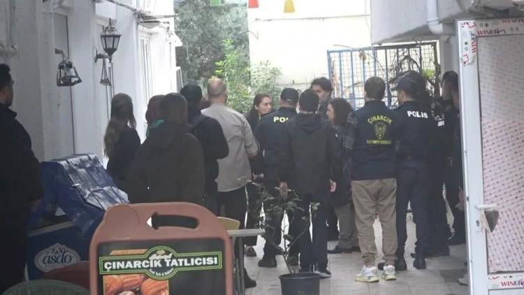 <p>Şarkıcının çocukları <strong>Tuyan Ülkem</strong> ve <strong>Tuğberk Yağız Gülter</strong> de evde hazır bulunduğu inceleme toplamda 3 saat sürdü. </p>