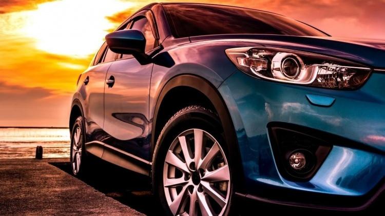 <p>ÖTV ve KDV hariç ilk iktisap bedeli (2025 yılı için) 1 milyon 100 bin lirayı, bu vergilerin maliyet bedeline eklendiği veya binek otomobilin ikinci el olarak satın alındığı hallerde, amortismana tabi tutarı (yine 2025 yılı için) 2 milyon 100 bin lirayı aşan binek otomobillerinde, en fazla bu tutarlara isabet eden amortismanlar kazançtan indirilebiliyor. Söz konusu sınırlar 2025 yılında sırasıyla 1 milyon 353 bin ve 2 milyon 583 bin lira olarak uygulanacak.</p>
