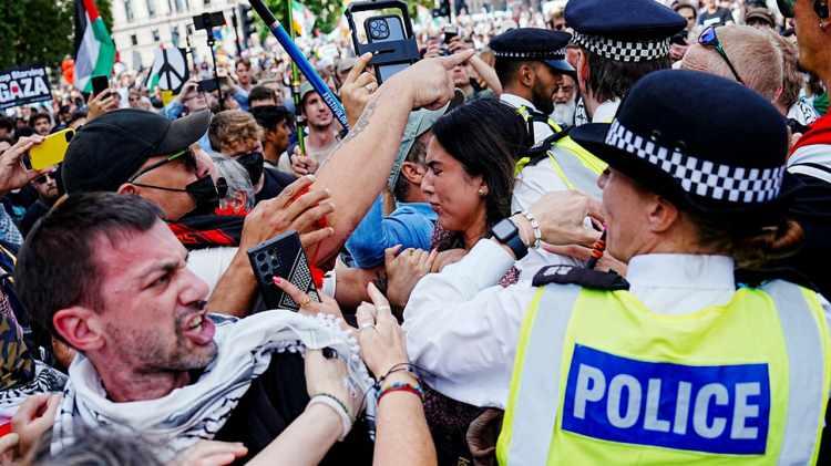 <p>Ayrıca yürürlükteki yasalar gözden geçirilecek ve <strong>gerekirse protestoların tamamen yasaklanması için</strong> yeni adımlar atılacak.</p>

<p> </p>
