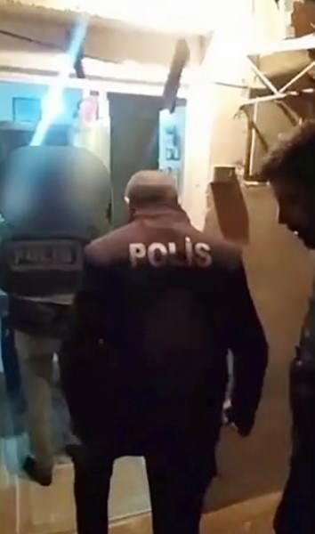 <p>Saldırganlar geldikleri araca binerek olay yerinden kaçtı.</p>
