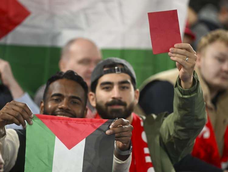 <p>Norveç-İsrail maçını izleyen taraftarlar, hazırladıkları organizasyonla İsrail'e "kırmızı kart" gösterdi.</p>
