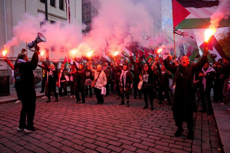 <p>Maç öncesi başkent Oslo'da binlerce kişi israil'i protesto etti.</p>
