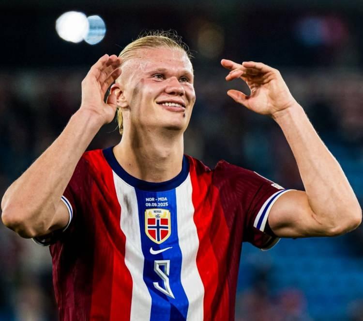 <p>Ullevaal Stadı'nda oynanan karşılaşmaya hızlı başlayan ve 6. dakikada penaltı kazanan Norveç, yıldız futbolcusu Erling Haaland ile atışı kaçırsa da gol için fazla beklemedi. Ev sahibi ekip, 18. dakikada Anan Khalaili'nin kendi kalesine attığı golle 1-0 öne geçti.</p>
