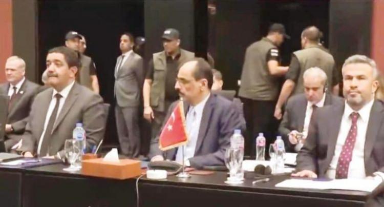 <p>SABAH SAAT 10.00 İLK TOPLANTI HAMAS’LA</p>
<p>MİT Başkanı İbrahim Kalın, Hamas yetkilileriyle bir araya geldi. Genel durum değerlendirmesi yapıldıktan sonra ateşkesin şu dört ana unsuru konuşuldu:</p>
<p><br />
BİR: Ateşkes.<br />
İKİ: Rehine ve esir takası.<br />
ÜÇ: Yardımların 600 TIR’a çıkarılması.<br />
DÖRT: İsrail’in aşama aşama çekilmesi.</p>
<p><br />
Kalın, Hamas’la yapılan toplantının ardından Cumhurbaşkanı Erdoğan’ı arayarak bilgilendirdi.<br />
Hamas’a Türkiye’nin mesajı şu oldu: Kararınız ne olursa olsun sizin yanınızdayız.</p>
<p> </p>
<p> </p>