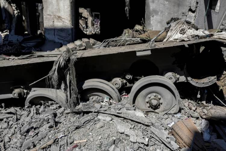<p>Vurulduktan sonra tamamen yanarak kullanılamaz hale gelen İsrail ordusuna ait Merkava tankı.</p>
