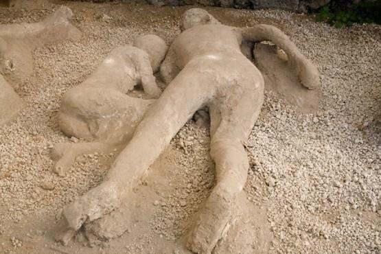 <p><em><strong>"Lût’u da (Peygamber olarak gönderdik.) Hani o kavmine şöyle demişti: 'Göz göre göre o çirkin işi mi yapıyorsunuz?. Siz kadınları bırakıp şehvetle erkeklere mi varıyorsunuz? Doğrusu siz ne yaptığını bilmez bir toplumsunuz.”</strong></em> (Neml, 54-55)</p>
