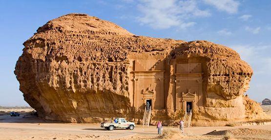 <p><span style="color:#B22222"><strong>SEMUD KAVMİ</strong></span></p>

<p>Ad kavminin helakinden sonra Hicr bölgesinde Semud kavmi yaşamıştır. Semud kavmi pek çok nimete nail olmuş, dağları ve taşları oyarak muhkem evler inşa etmişler, yazlık ve kışlık konaklar yapmışlardır.</p>
