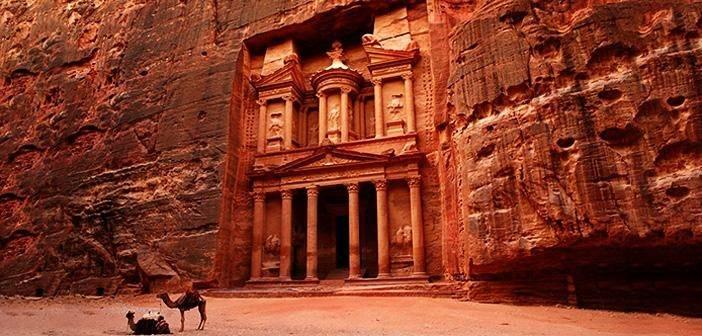 <p>Zamanla Hak yoldan sapmışlar, şirke düşmüşlerdi. Yüce Allah onlara Salih aleyhisselamı peygamber olarak gönderdi. Salih (as), onları Allah’a imana, ibadete ve itaate çağırdı. Mucizeler gösterdi, öğütler verdi. </p>
