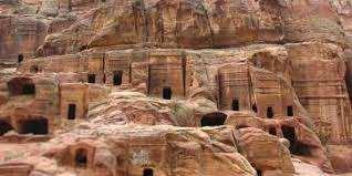 <p><em><strong>“Andolsun biz, “Allah’a kulluk edin” diye (uyarması için) Semûd kavmine, kardeşleri Salih’i peygamber olarak göndermiştik. Bir de ne görsün, onlar birbiriyle çekişen iki grup olmuşlar.” (</strong></em>Neml, 45)</p>
