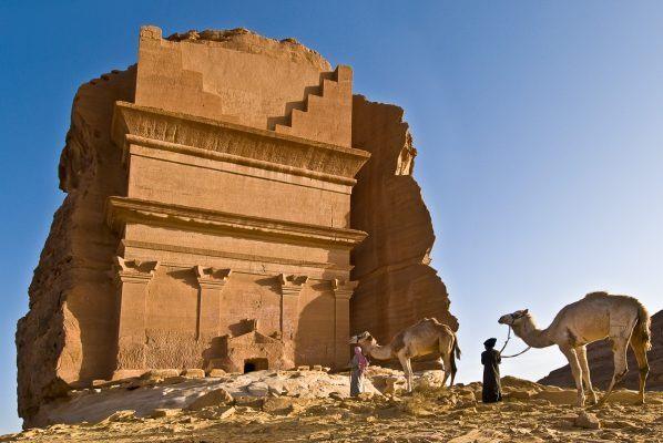 <p>Ancak kavmi onu dinlemediği gibi yalanladı. Kendilerine mucize olarak verilen ve sakın dokunmayın denilen dişi deveyi öldürdüler.</p>

<p>Bunun üzerine Salih (as), ve iman edenler dışında Semud kavmi şiddetli bir gök gürültüsüyle helak edildiler.</p>
