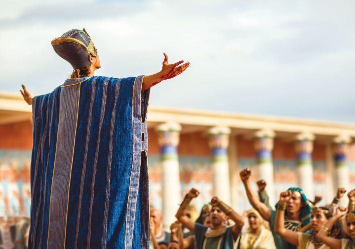 <p>Bir yanda firavunların diğer yanda Mısır’ın yerlisi putperest Kıptilerin kendilerine yükledikleri ağır işlerden bıkan İsrailoğulları eski ata yurtları Kenan diyarına gitmek istiyorlardı. Ancak Firavundan kurtulup bir türlü buna nail olamıyorlardı.</p>
